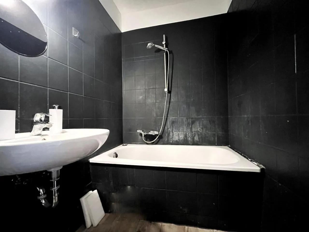 Holidayhome Aparments I Spaceous Room In Ber-Reinickendorf, 1 Min. To Metro Station Berlin Apartment