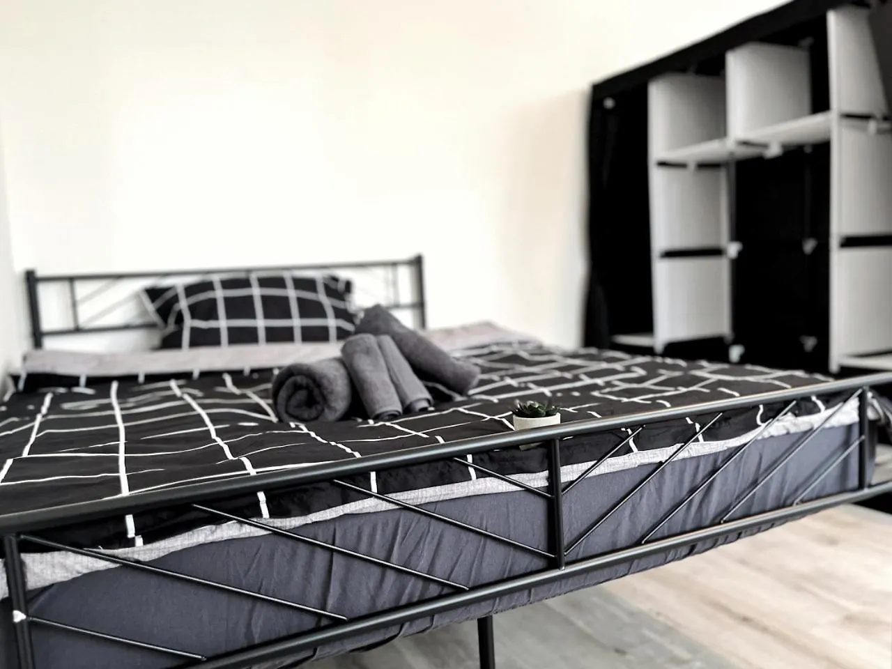 Holidayhome Aparments I Spaceous Room In Ber-Reinickendorf, 1 Min. To Metro Station Berlin Apartment