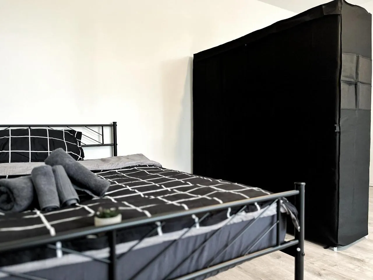 Apartment Holidayhome Aparments I Spaceous Room In Ber-Reinickendorf, 1 Min. To Metro Station Berlin Germany